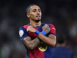 Raphinha conquista destaque na mídia espanhola ao cumprimentar jogadores do Real Madrid após vitória do Barcelona na Supercopa da Espanha