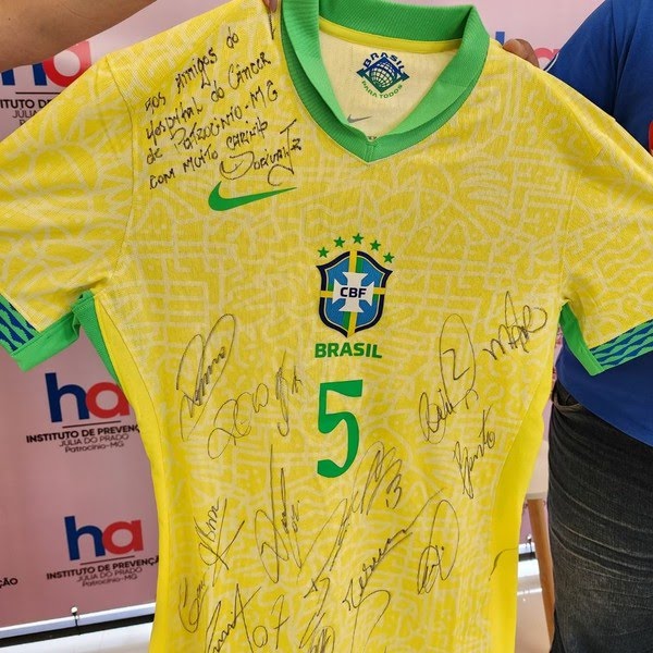 Gregore doa camisa autografada do Botafogo para ajudar pacientes com câncer em Juiz de Fora
