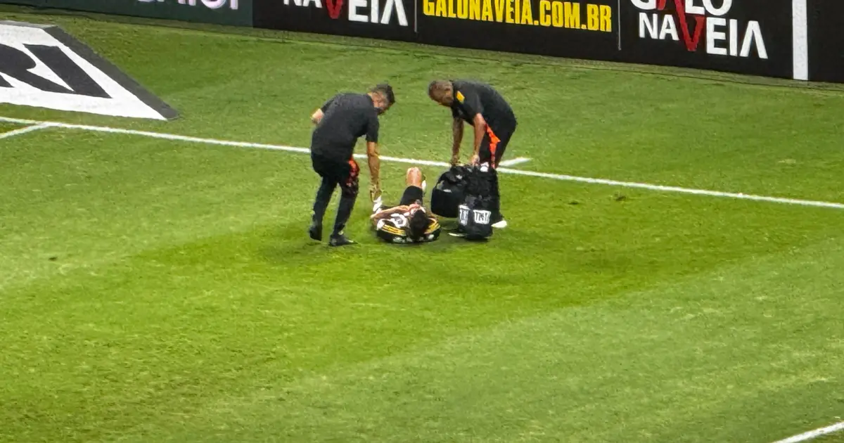 Cuello, do Atlético, torce tornozelo em jogo e chora ao deixar o campo