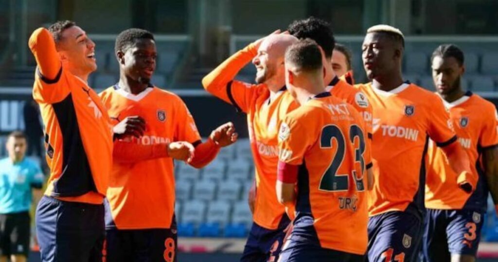 7 pontos sobre Davidson brilha, e Basaksehir segue na luta pela vaga em