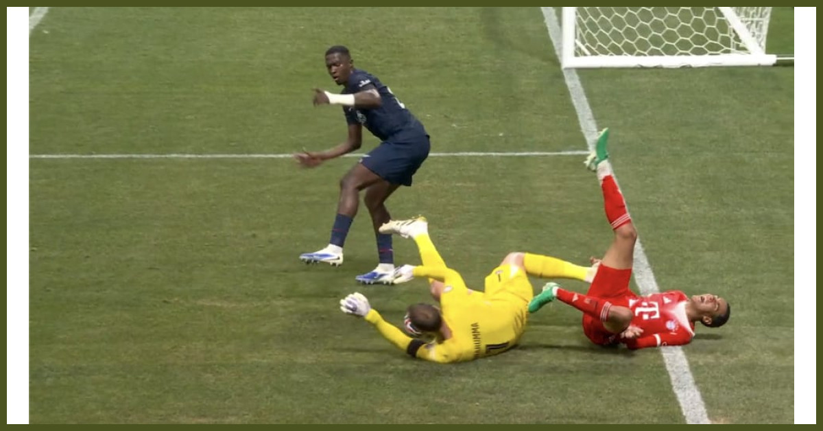 Musiala sofre grave lesão na semifinal do Mundial entre Bayern e PSG; jogadores ficam em choque e partida é paralisada para atendimento médico.