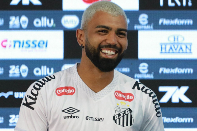 Gabigol e Neymar juntos na Vila Belmiro, com camisa do Santos, durante apresentação do atacante em 2026.
