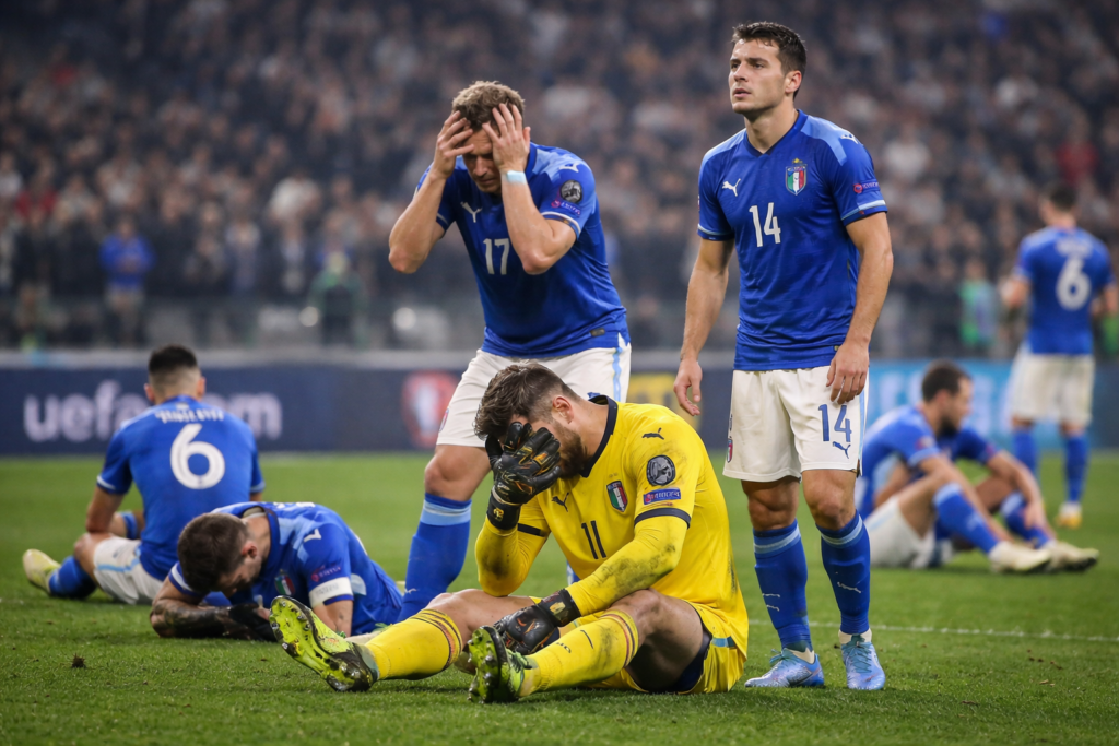 Jogadores da Itália abatidos após eliminação nas eliminatórias da Copa do Mundo